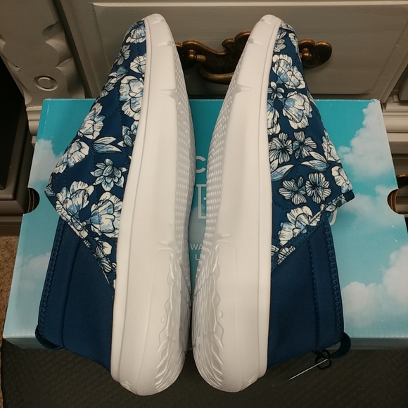 Vera Bradley VB Cloud Convertible Slip-On Shoe Blue Floral Women's 10 - Picture 9 of 14